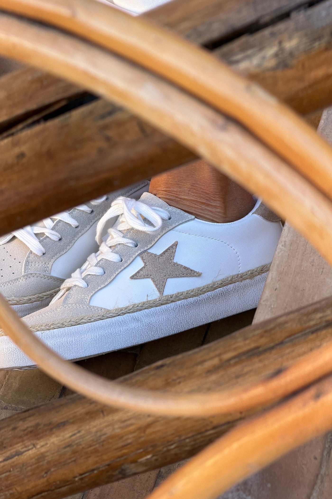Baskets basses blanches en suédine avec étoile beige et détail corde