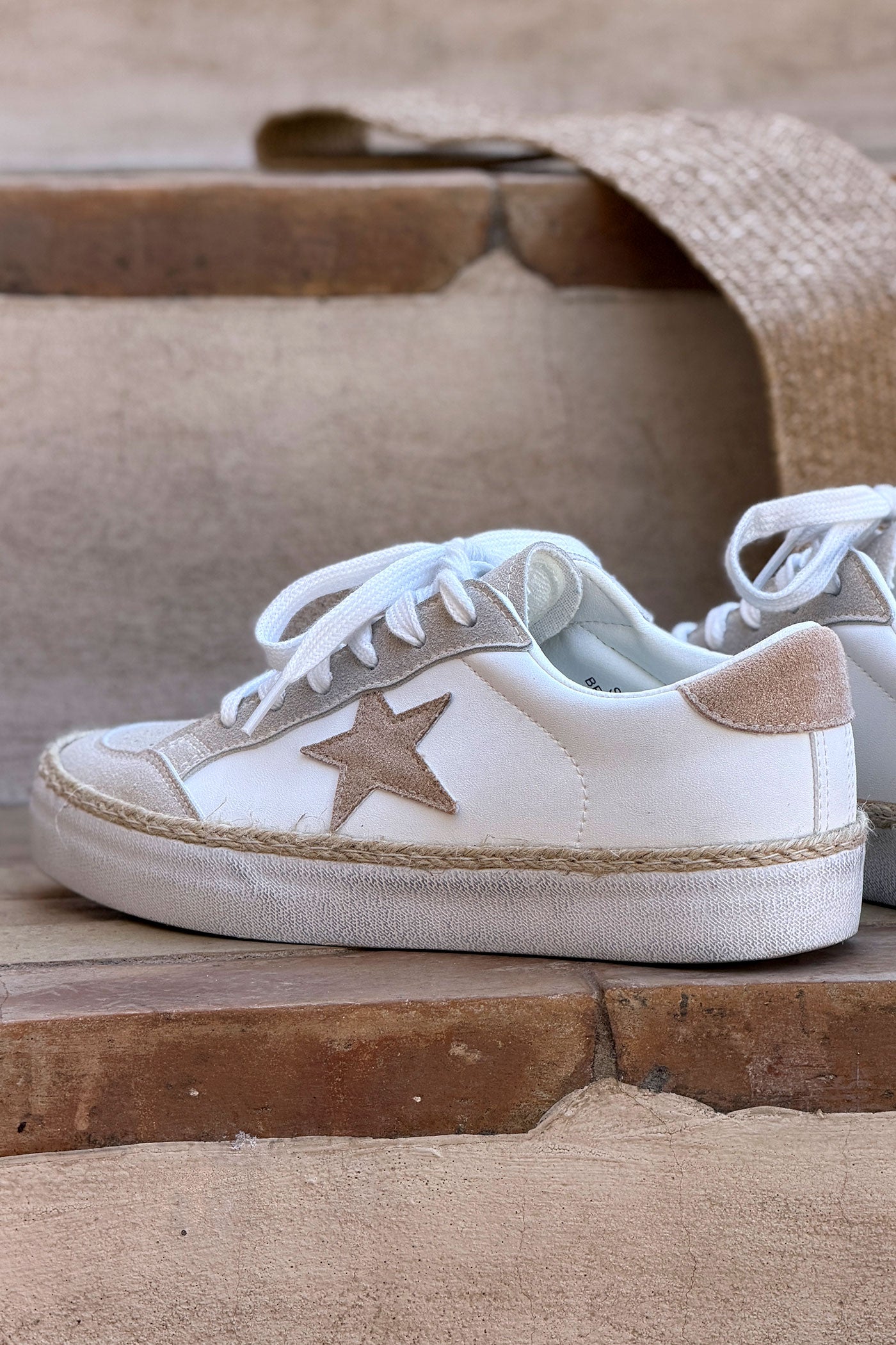 Baskets basses blanches en suédine avec étoile beige et détail corde