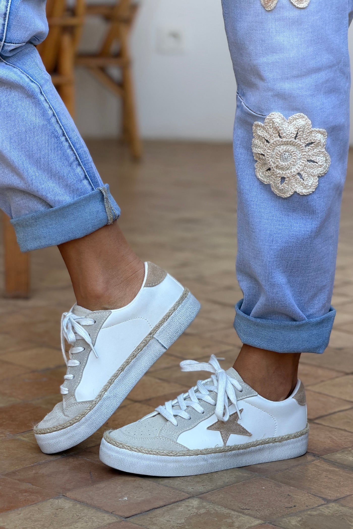 Baskets basses blanches en suédine avec étoile beige et détail corde