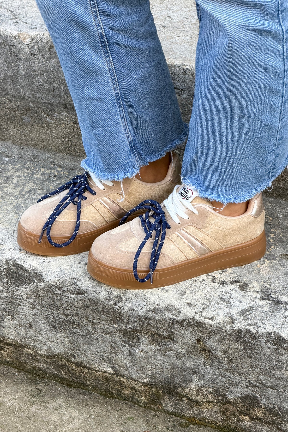Baskets beige effet daim à plateforme double lacets blanc et marine