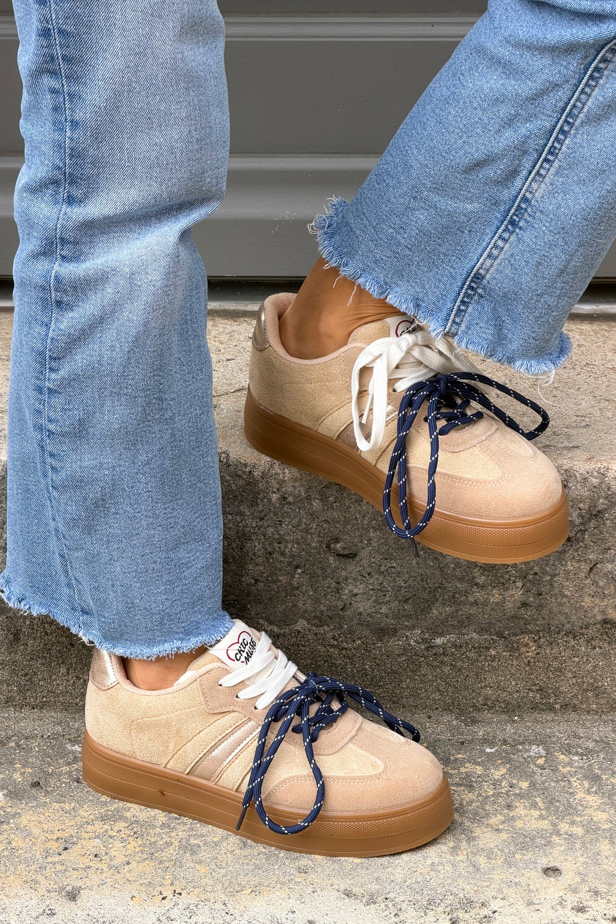 Baskets beige effet daim à plateforme double lacets blanc et marine
