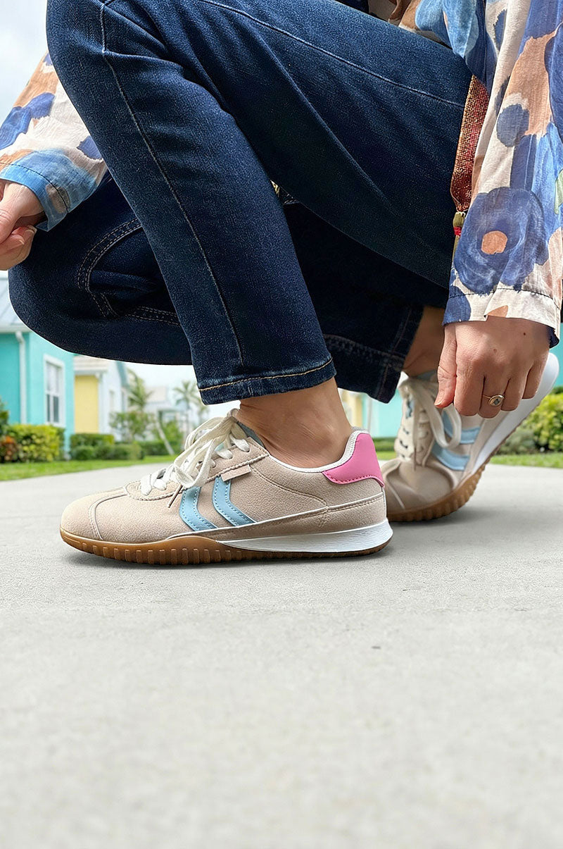 Baskets beige effet suédine rayures bleu ciel et talon rose