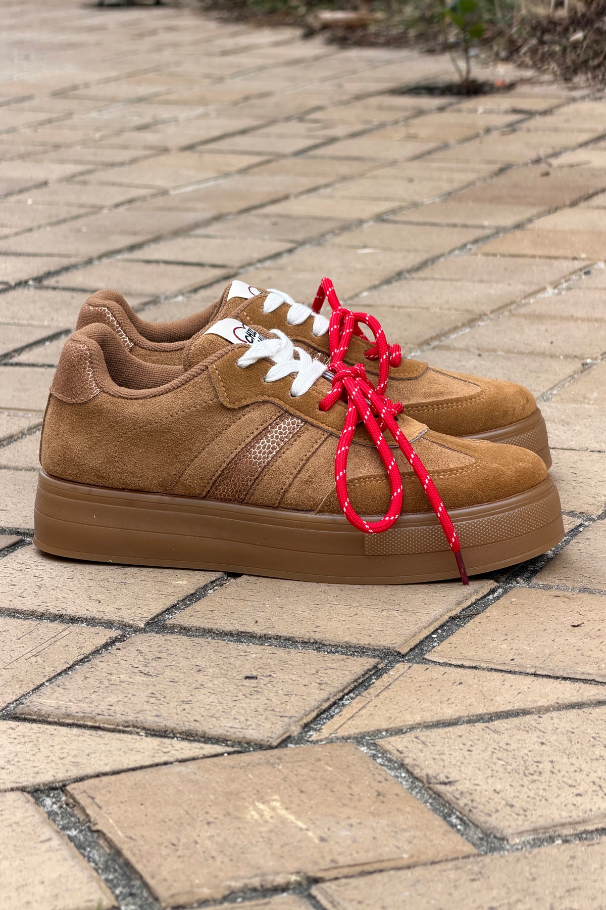 Baskets camel effet daim à plateforme double lacets blanc et rouge