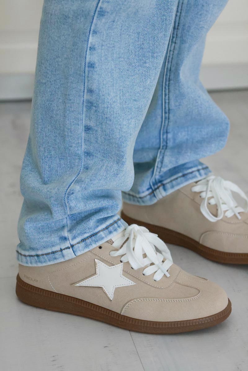 Zapatillas de ante beige con estrella de piel sintética blanca