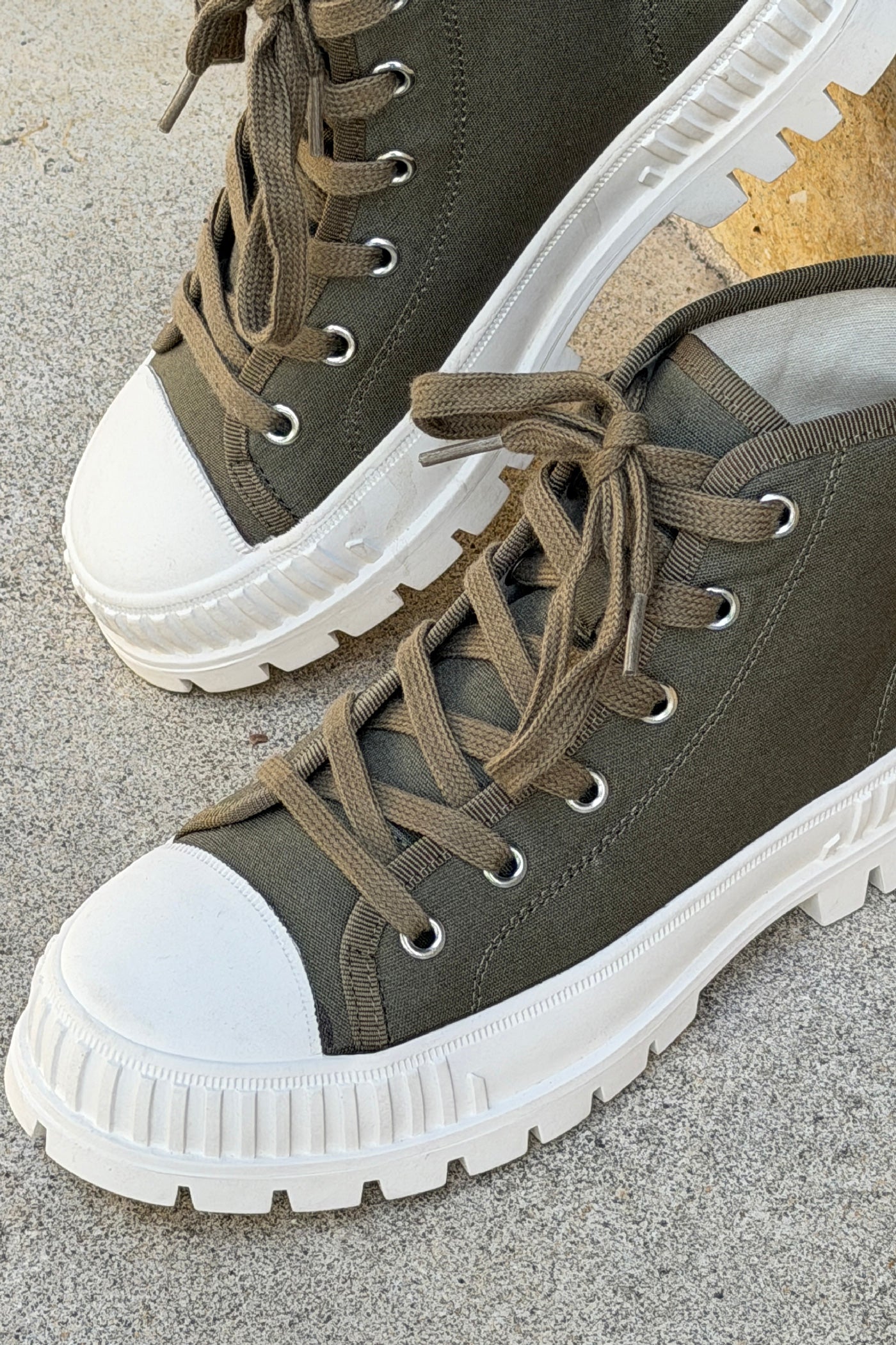 Baskets montantes en tissu kaki à semelle crantée épaisse