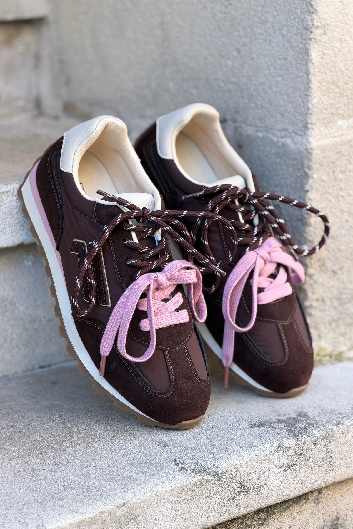 Baskets style running marron effet daim à rayures et lacets bicolores rose