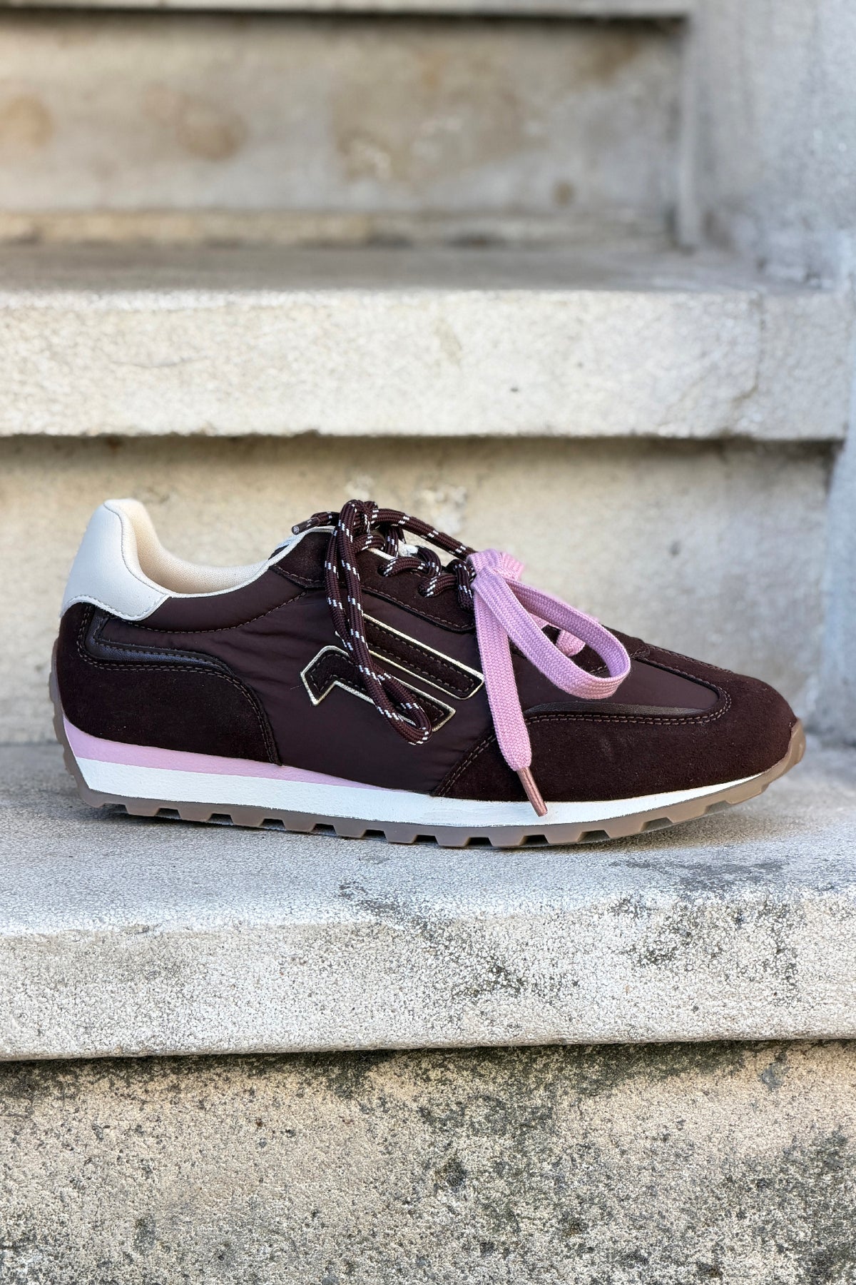Baskets style running marron effet daim à rayures et lacets bicolores rose