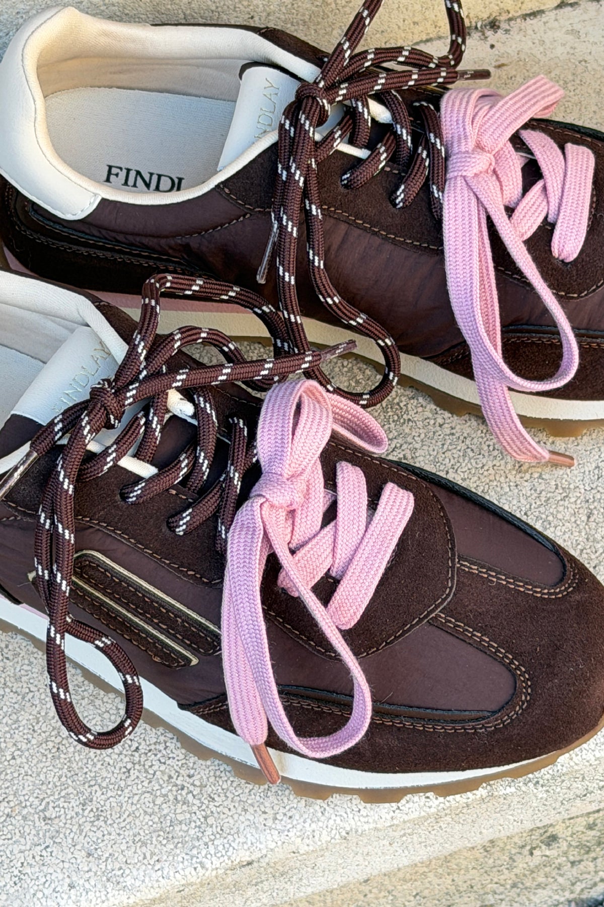 Baskets style running marron effet daim à rayures et lacets bicolores rose