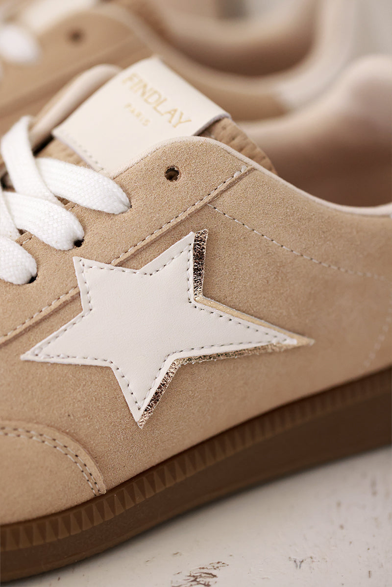 Zapatillas de ante beige con estrella de piel sintética blanca