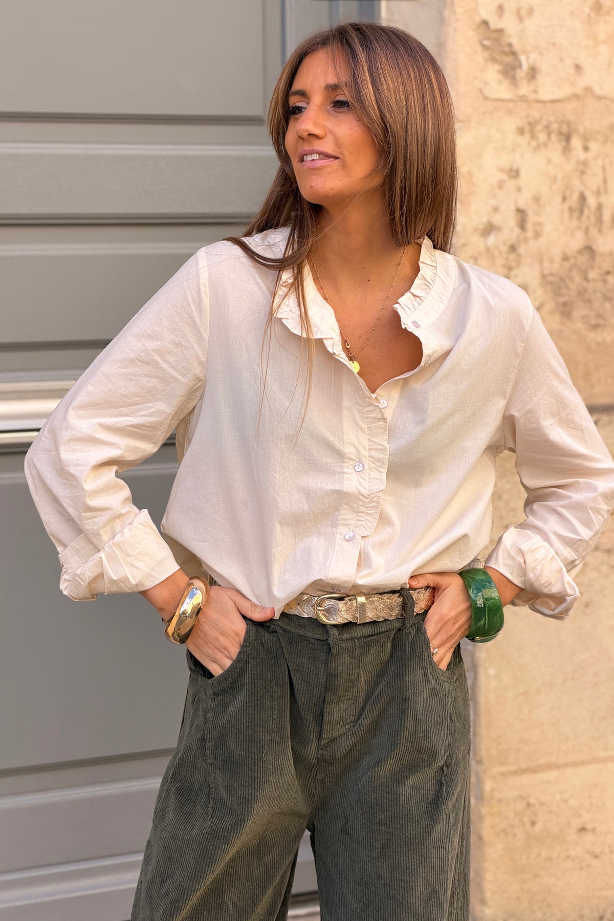 Blouse beige clair à boutons col froufrou