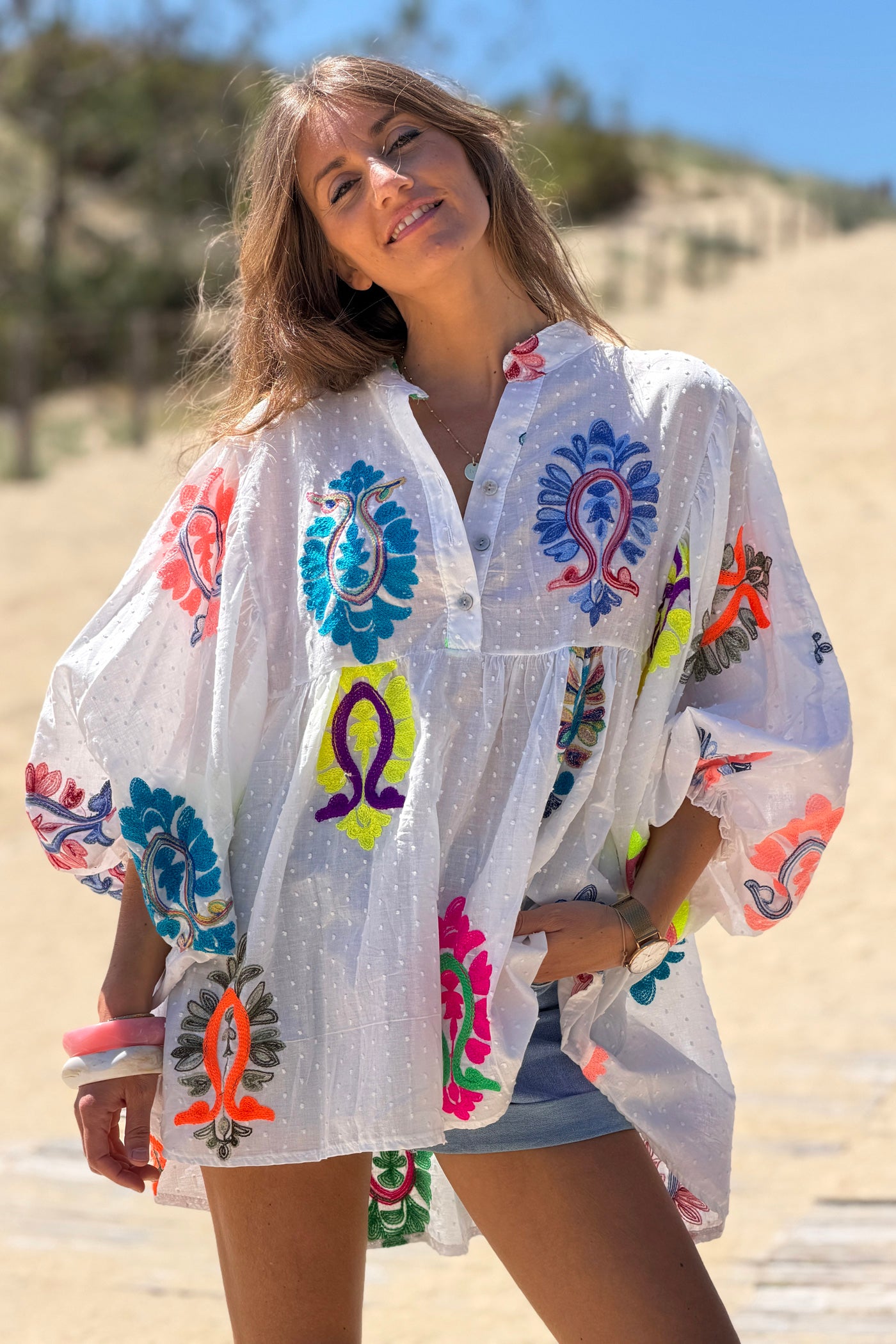 Blouse blanche en coton plumetis et broderie cachemire colorée aléatoire