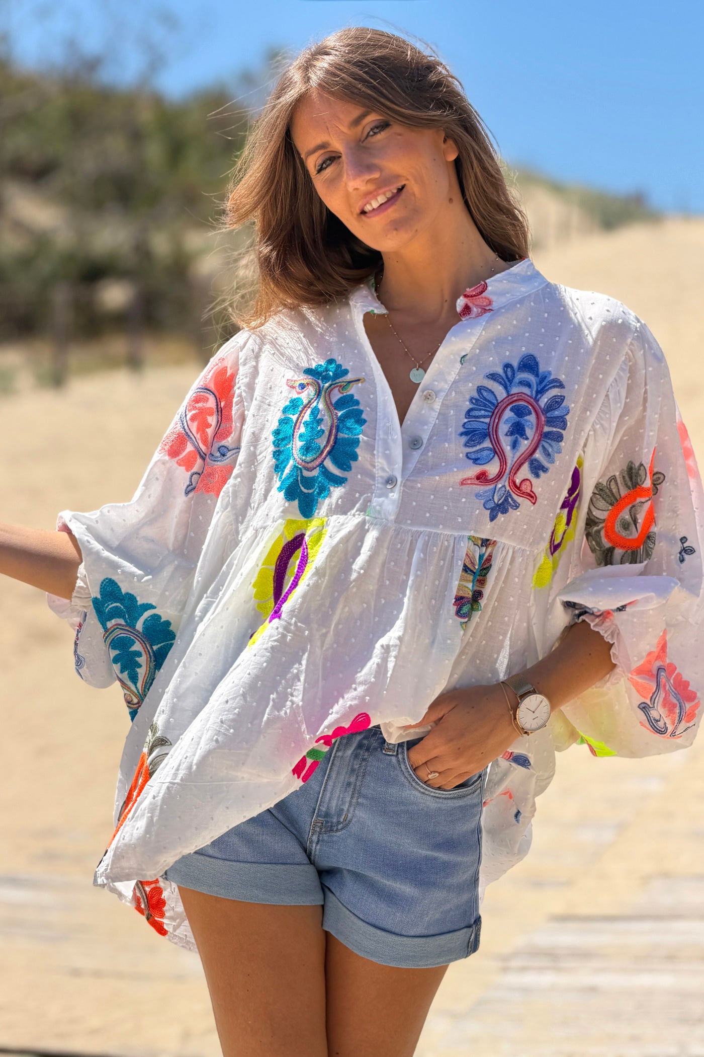 Blouse blanche en coton plumetis et broderie cachemire colorée aléatoire