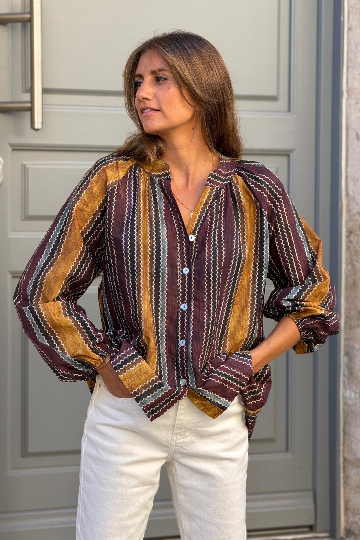 Blouse en coton à boutons imprimé rayures vagues aubergine et camel