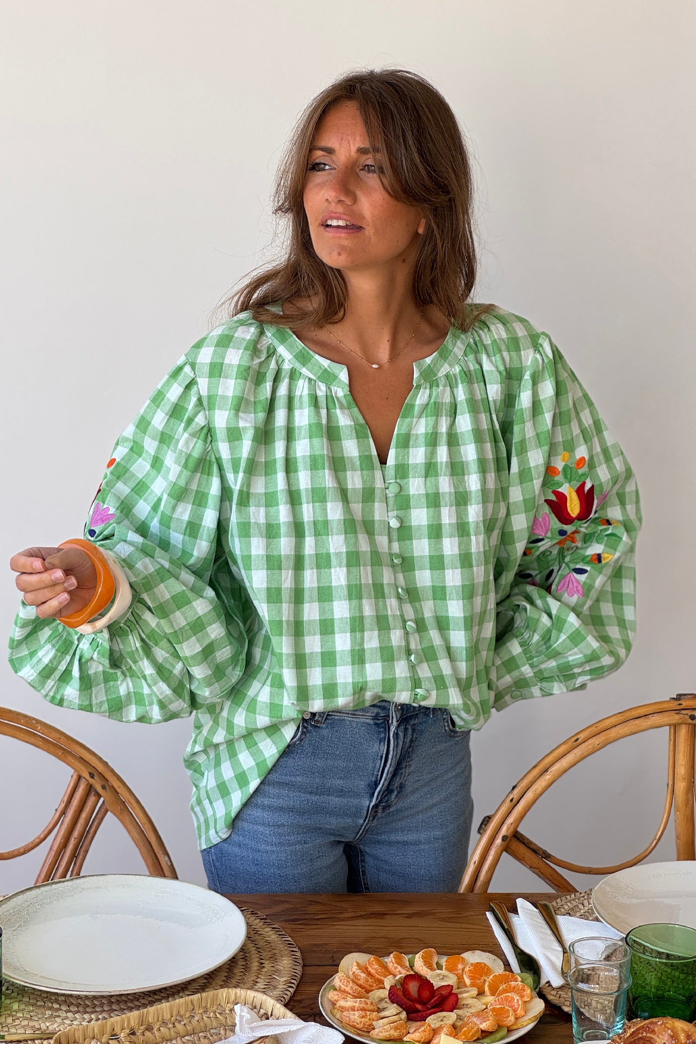 Blouse en coton carreaux vichy verts et broderie fleurs sur les manches ballons