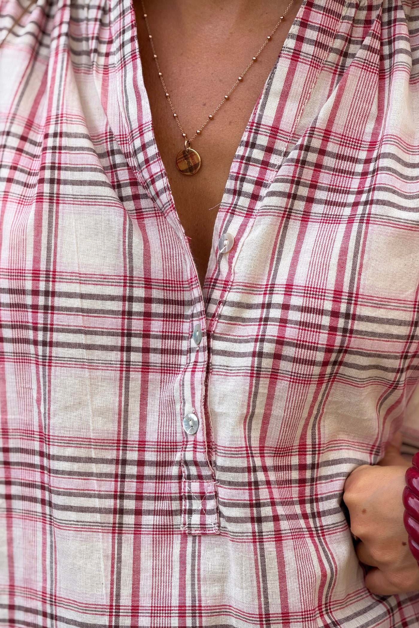 Blouse en coton écru à carreaux style tartan bordeaux col boutons