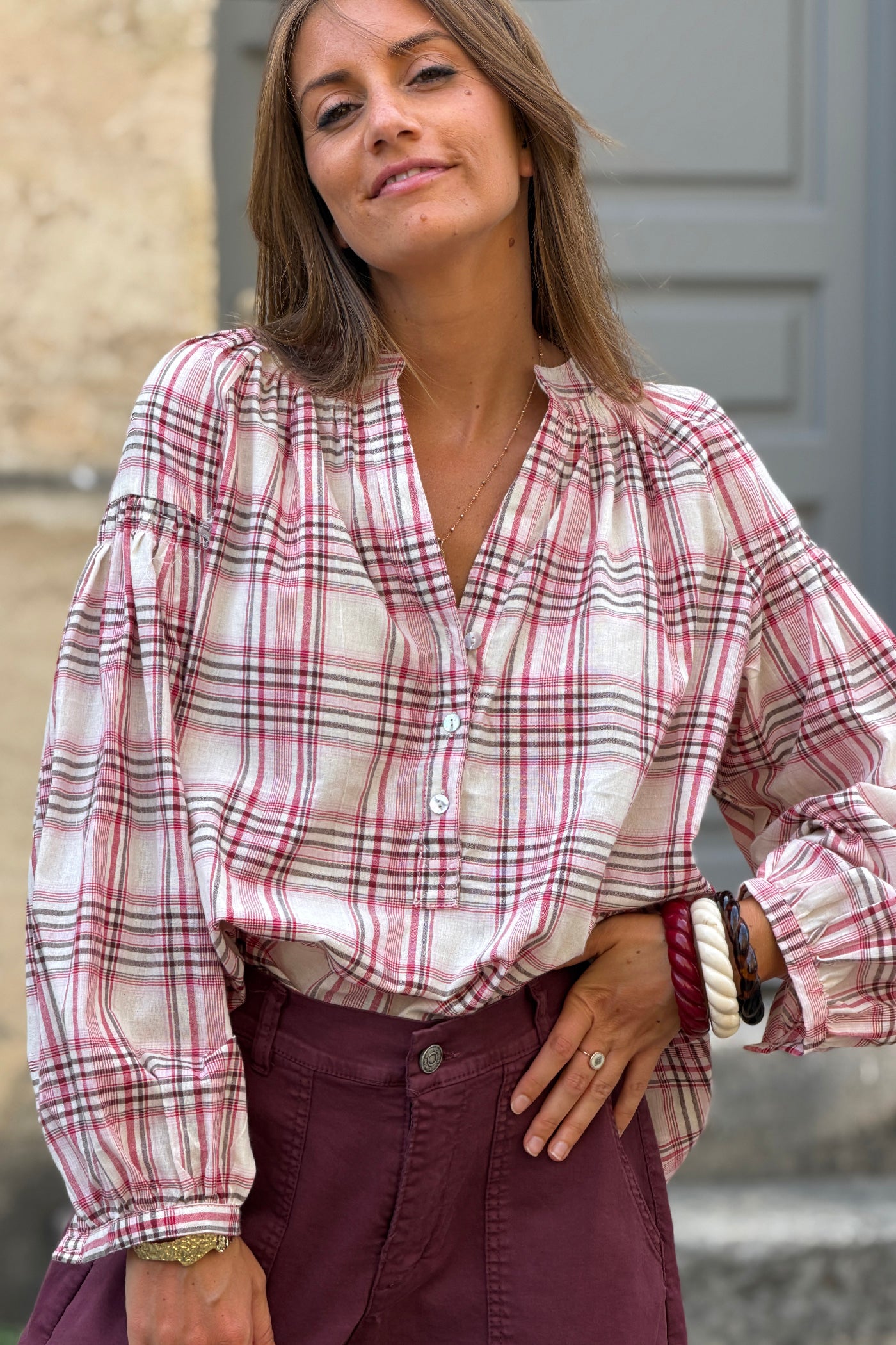 Blouse en coton écru à carreaux style tartan bordeaux col boutons