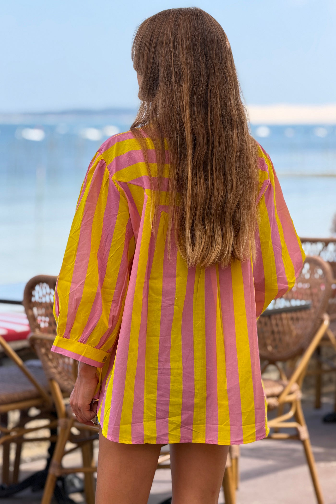 Blouse en coton imprimé à rayures jaunes et roses avec boutons