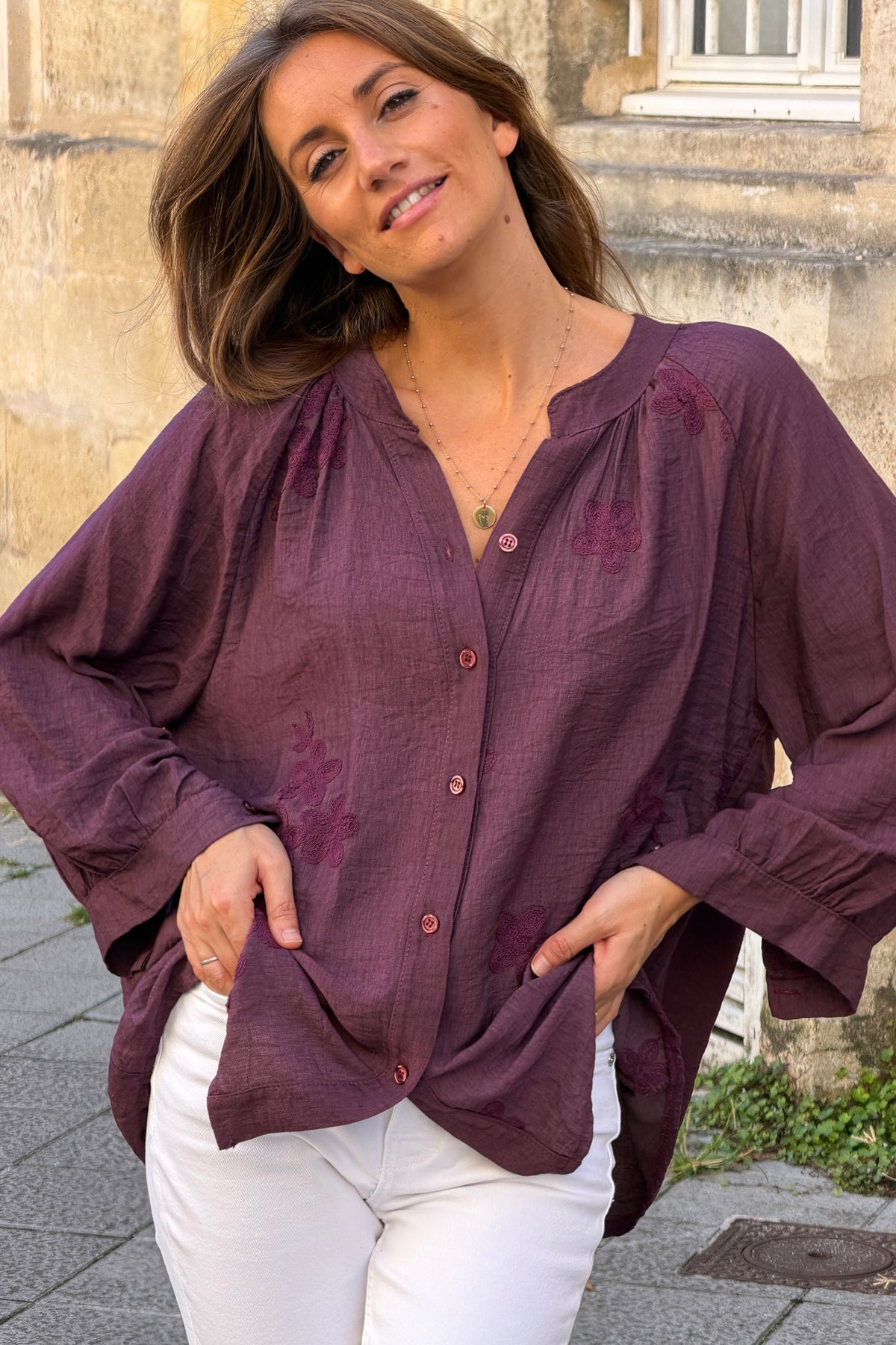 Blouse fluide aubergine à boutons broderie fleurs