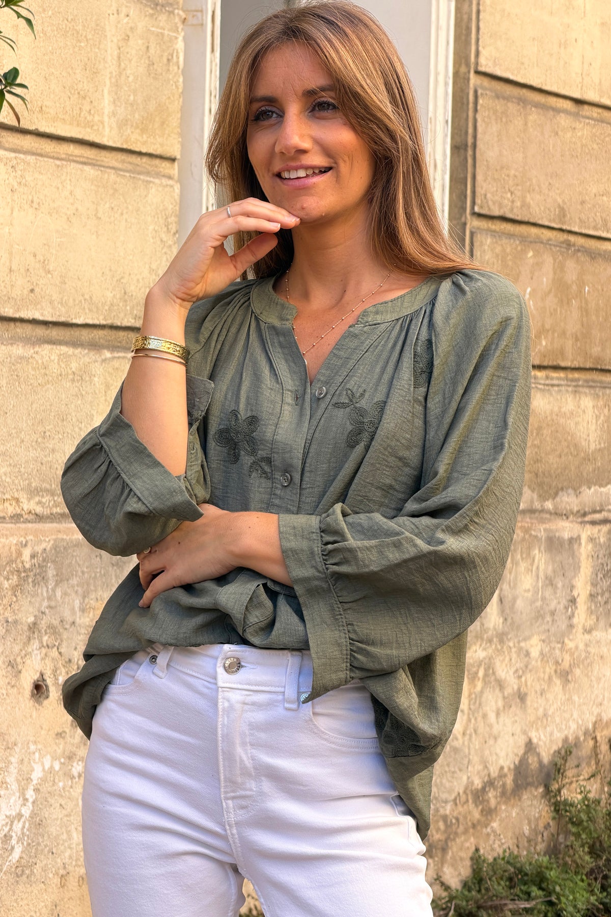 Blouse fluide kaki à boutons broderie fleurs