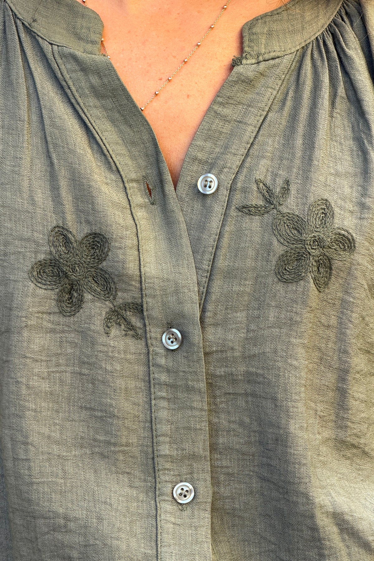 Blouse fluide kaki à boutons broderie fleurs