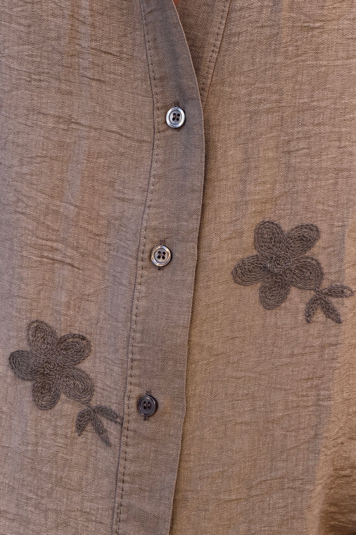 Blouse fluide marron à boutons broderie fleurs