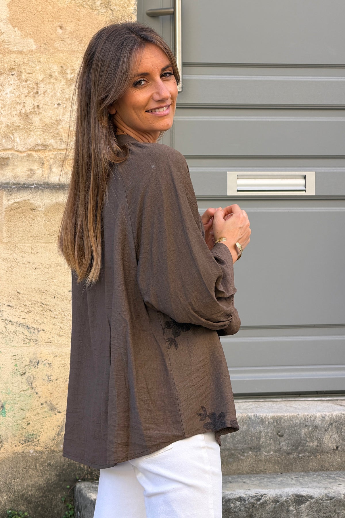 Blouse fluide marron à boutons broderie fleurs
