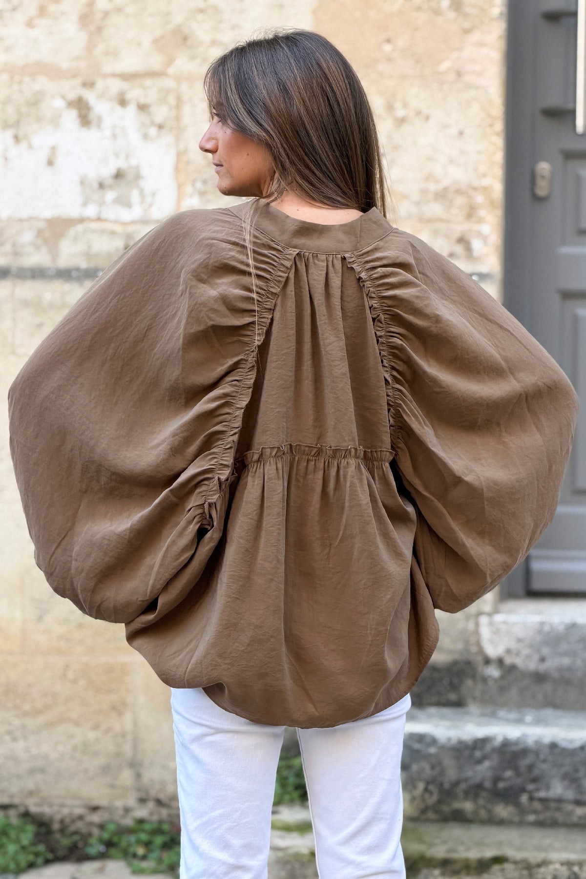 Blouse fluide satinée marron glacé à boutons dos froufrous
