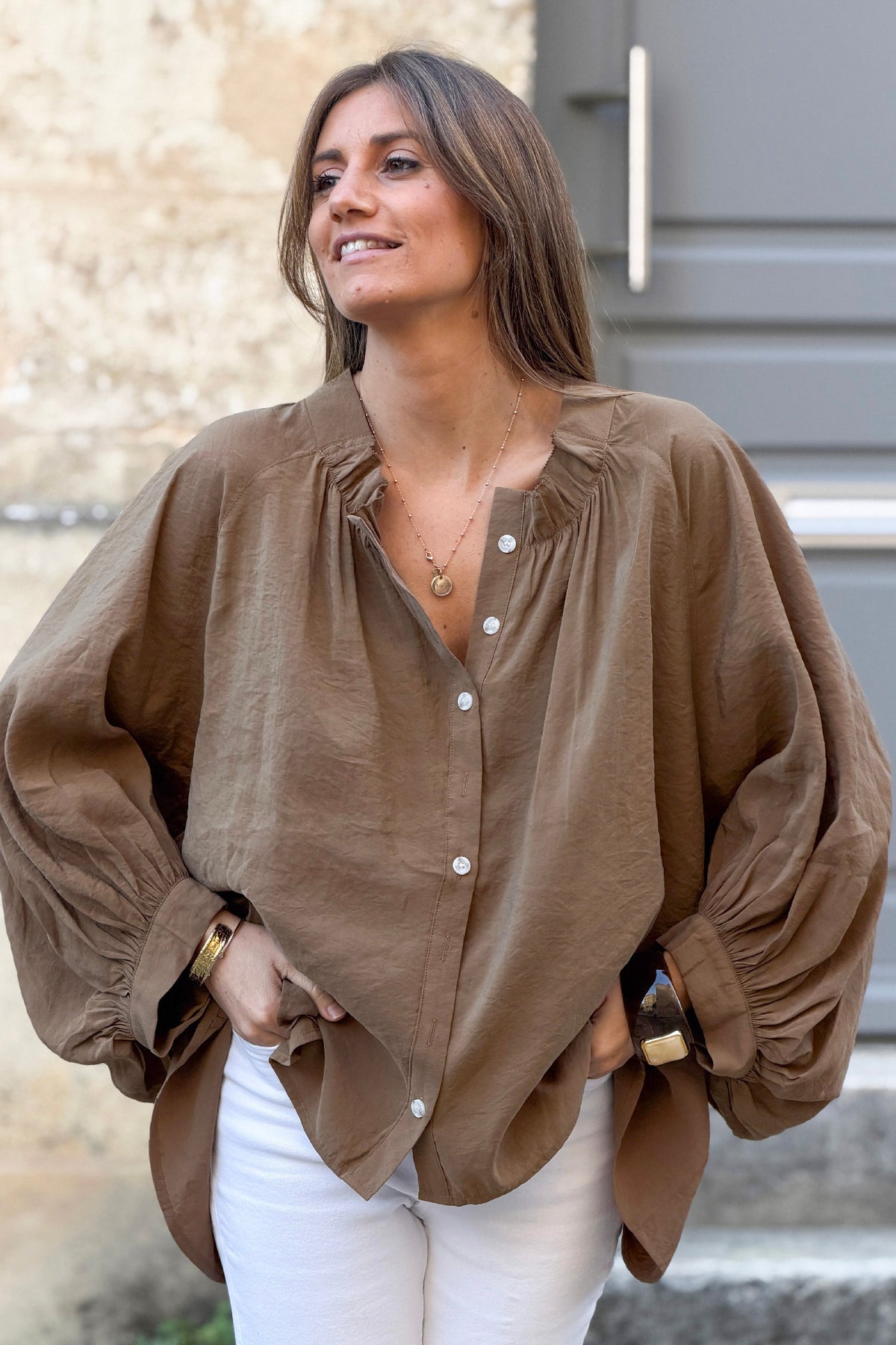 Blouse fluide satinée marron glacé à boutons dos froufrous