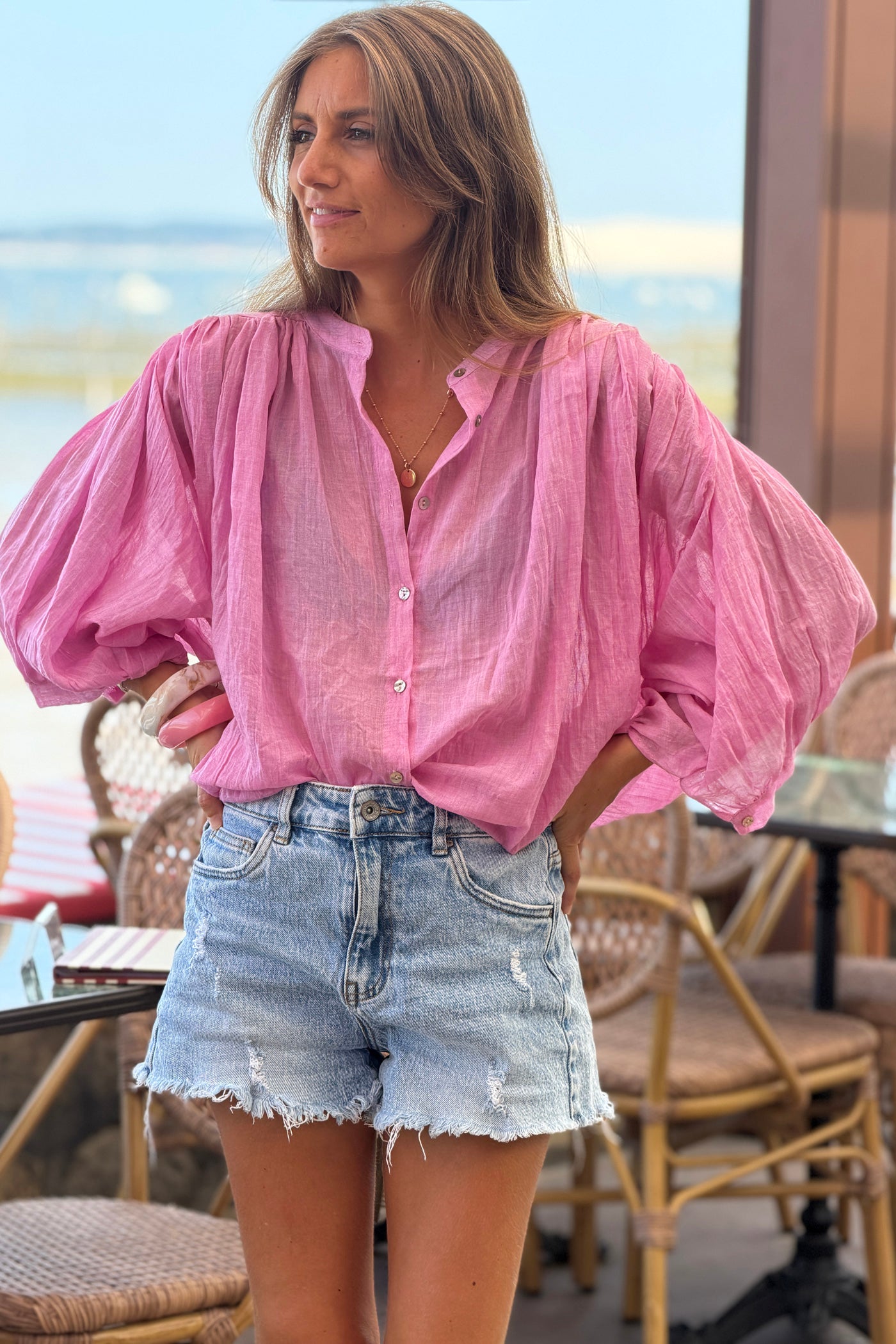 Blouse large boutonnée en voile de coton rose manches trois-quart