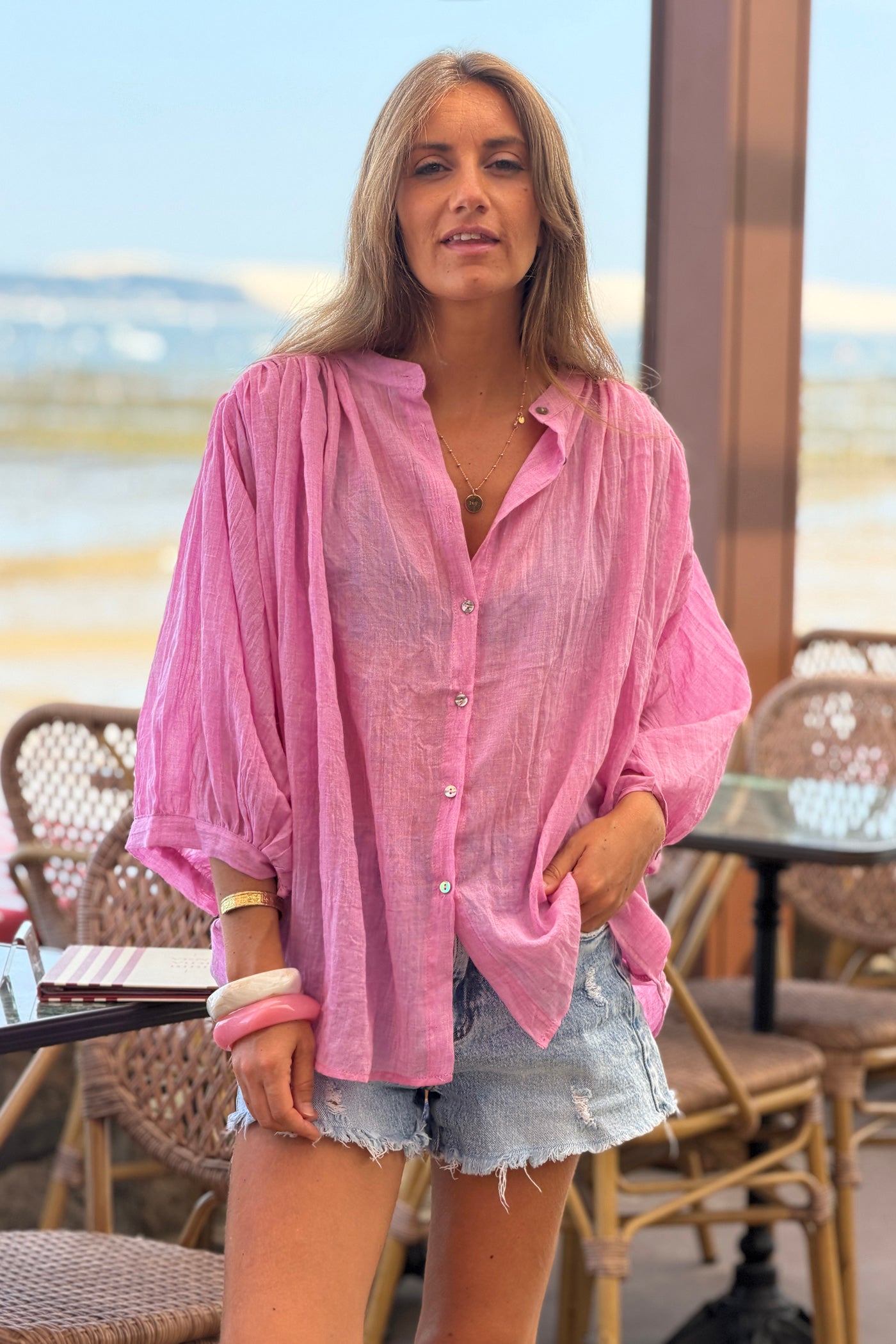 Blouse large boutonnée en voile de coton rose manches trois-quart