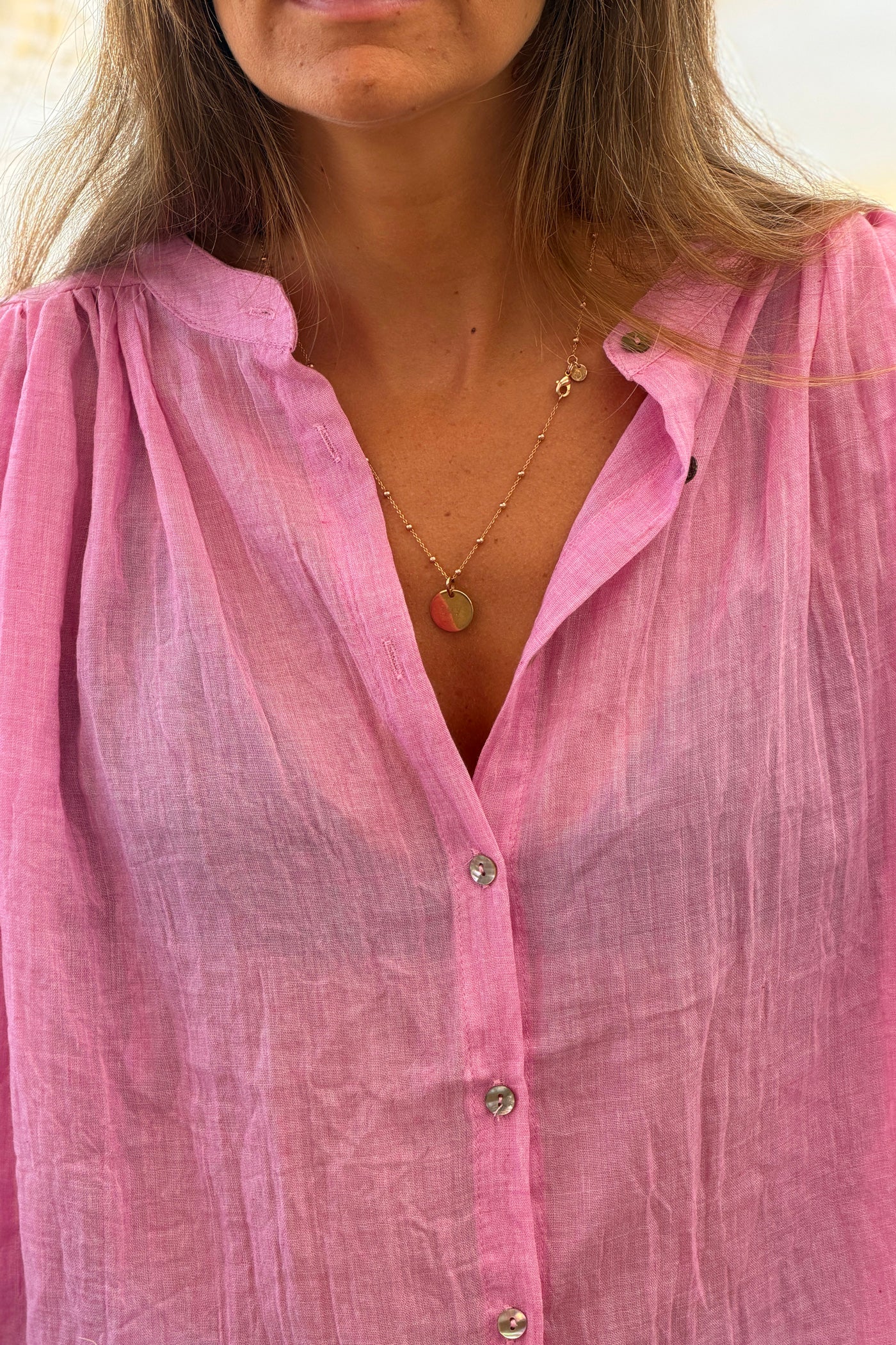 Blouse large boutonnée en voile de coton rose manches trois-quart