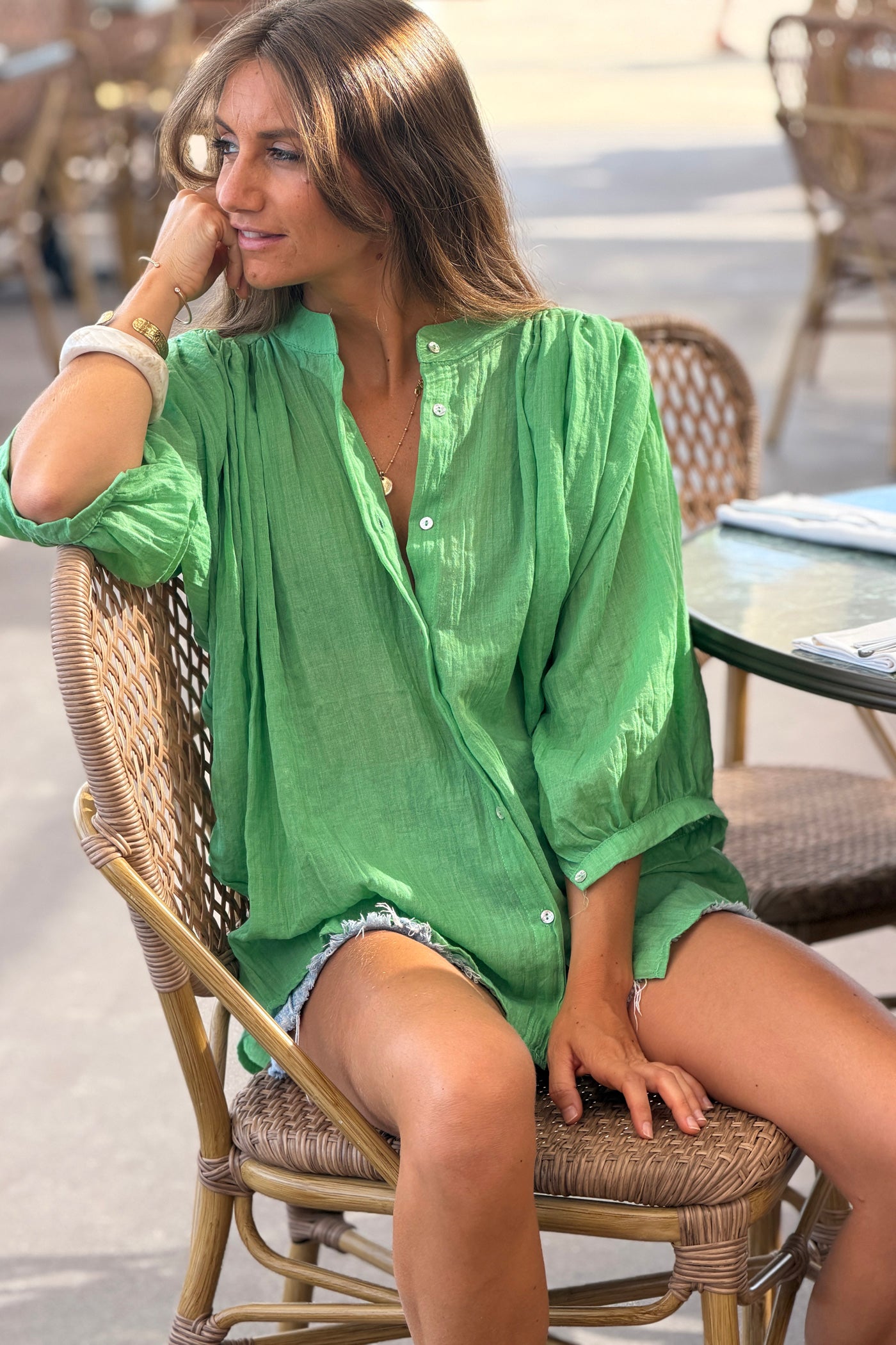 Blouse large boutonnée en voile de coton vert manches trois-quart