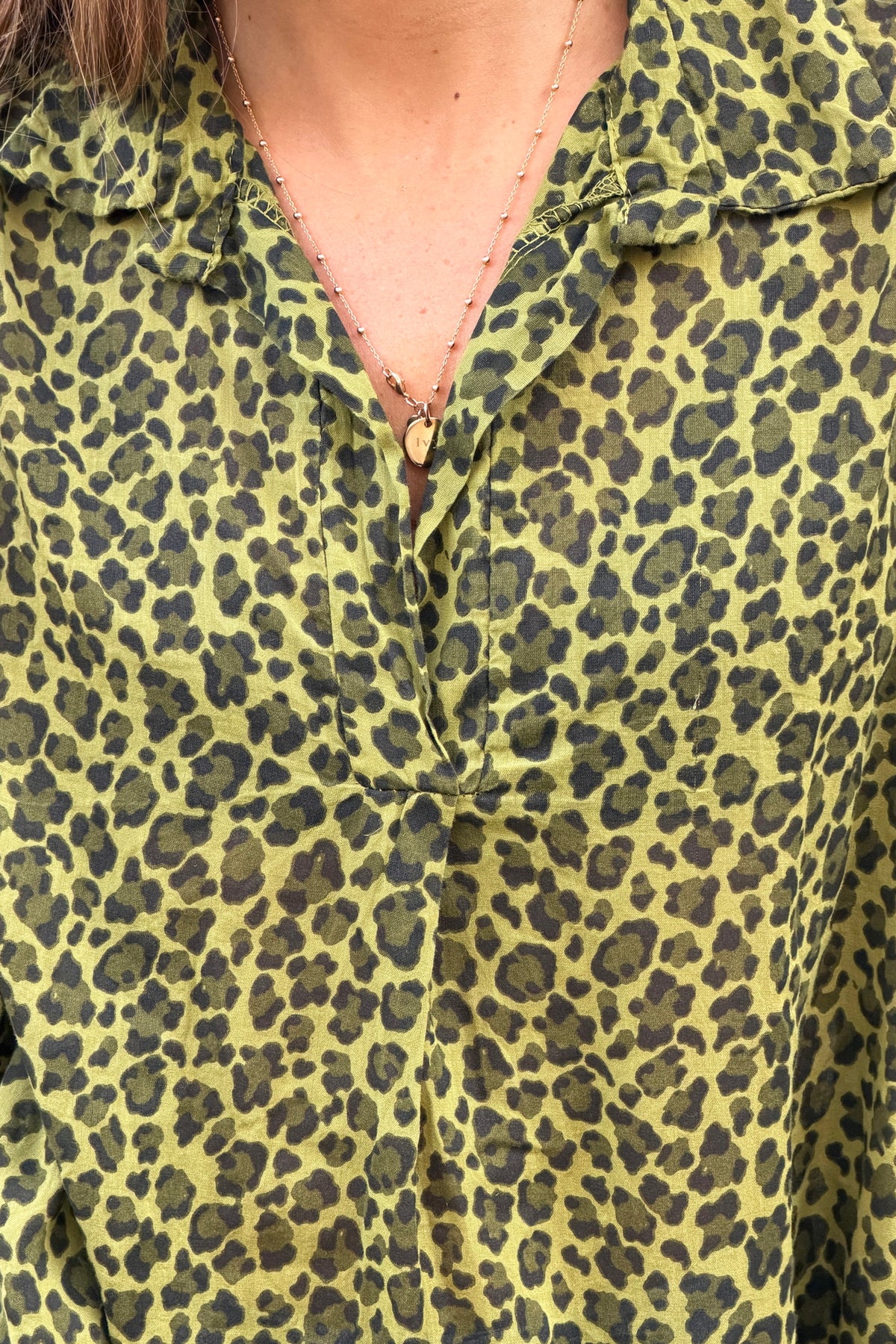 Blouse large vert olive en coton imprimé léopard col v