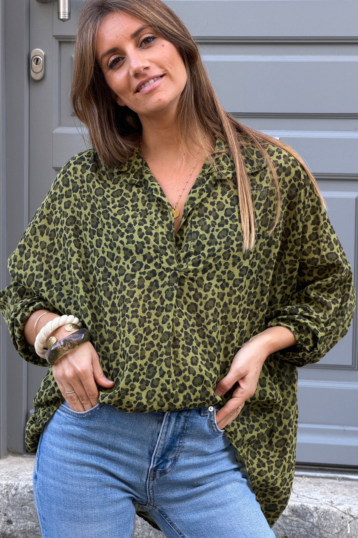Blouse large vert olive en coton imprimé léopard col v