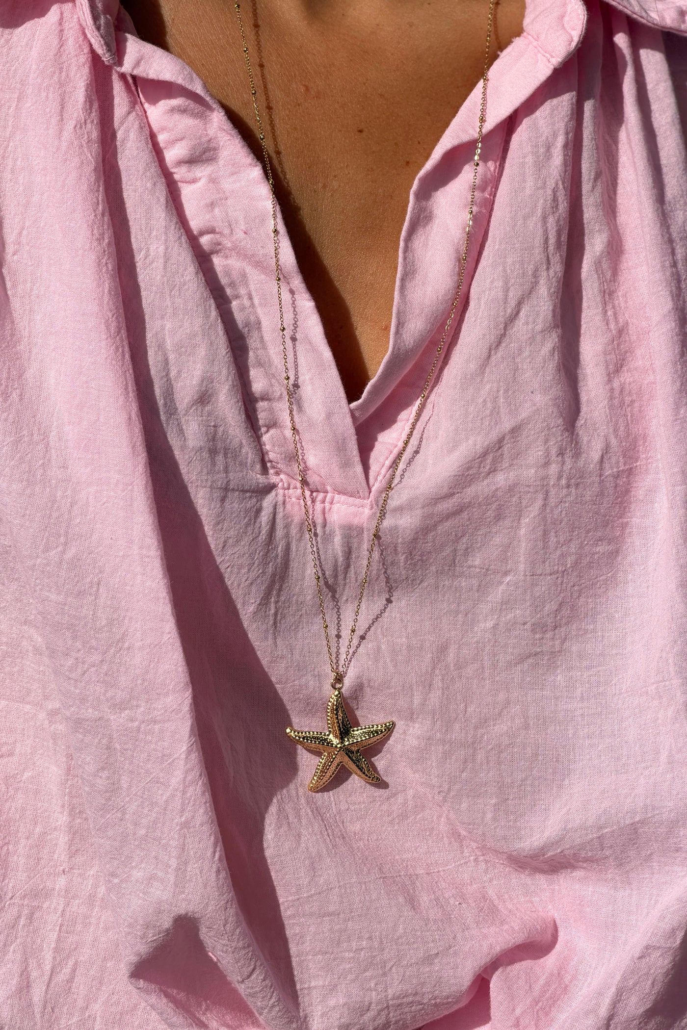 Blouse rose en voile de coton large col chemise en v manches courtes