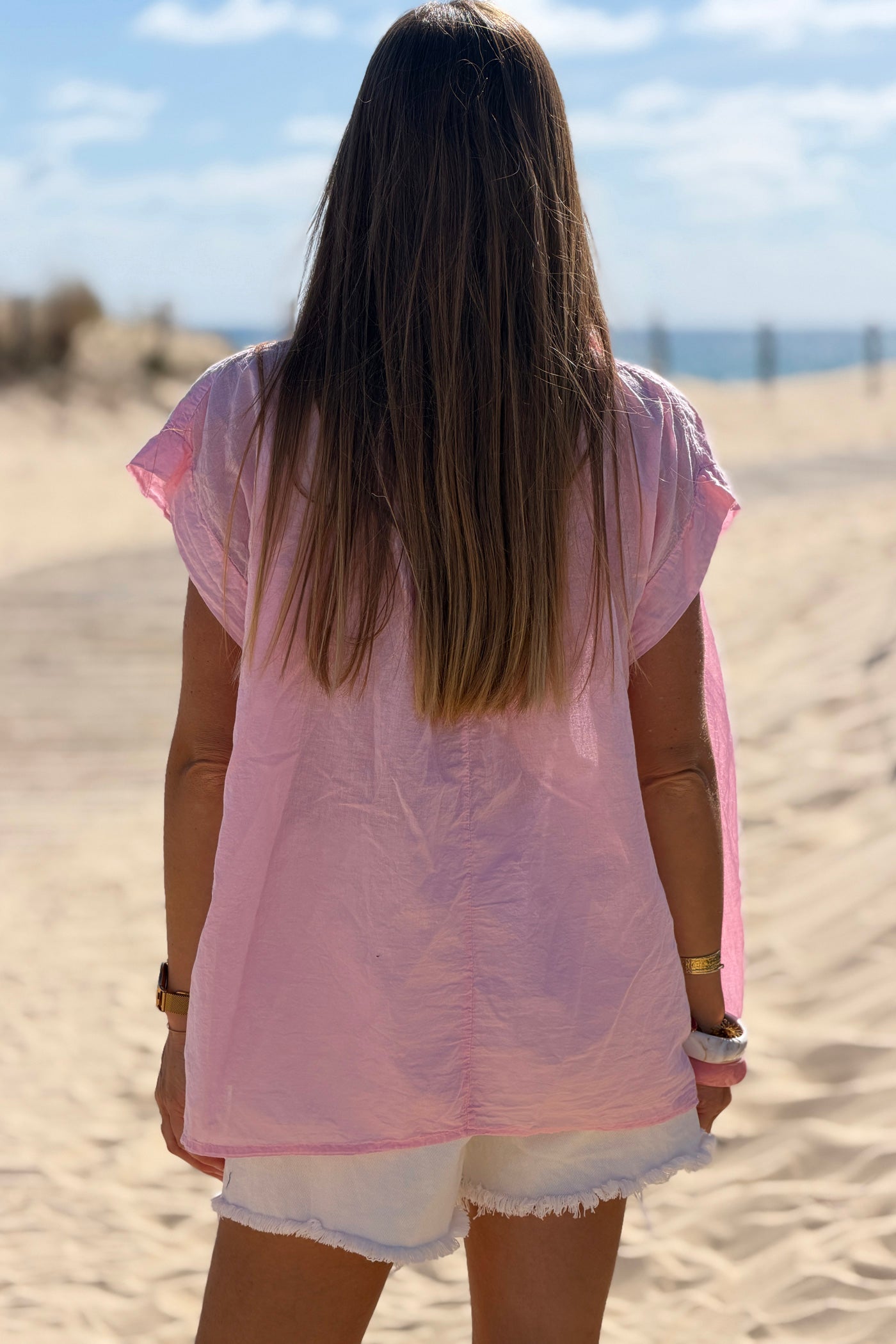 Blouse rose en voile de coton large col chemise en v manches courtes