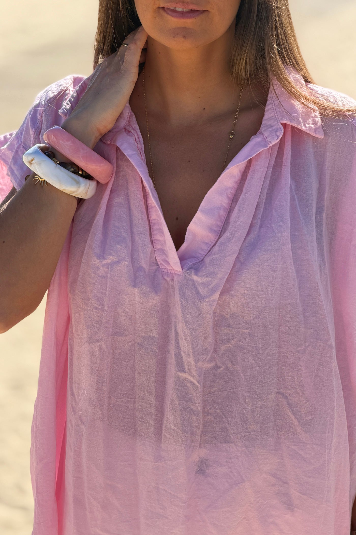 Blouse rose en voile de coton large col chemise en v manches courtes