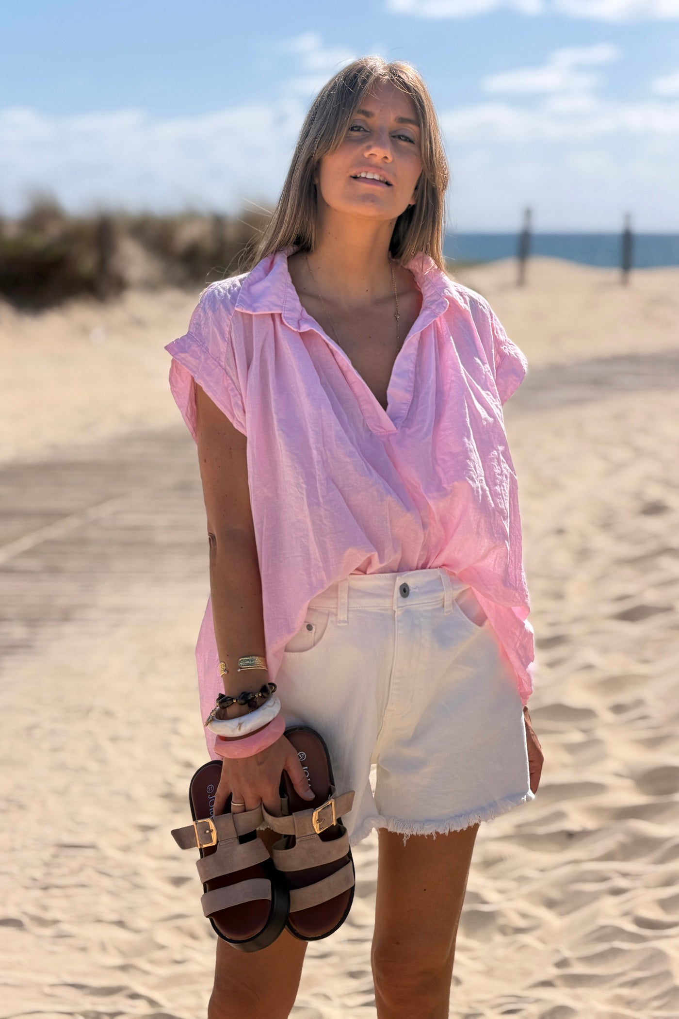 Blouse rose en voile de coton large col chemise en v manches courtes