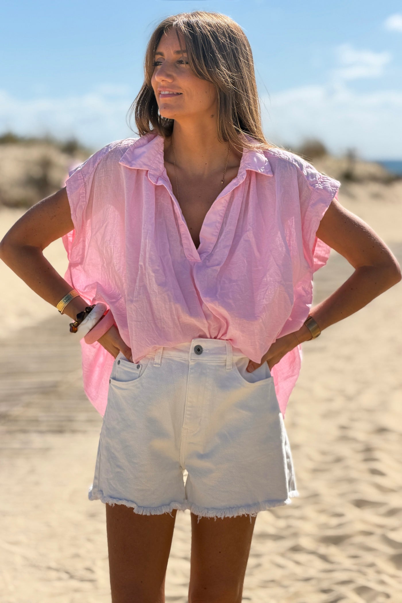 Blouse rose en voile de coton large col chemise en v manches courtes