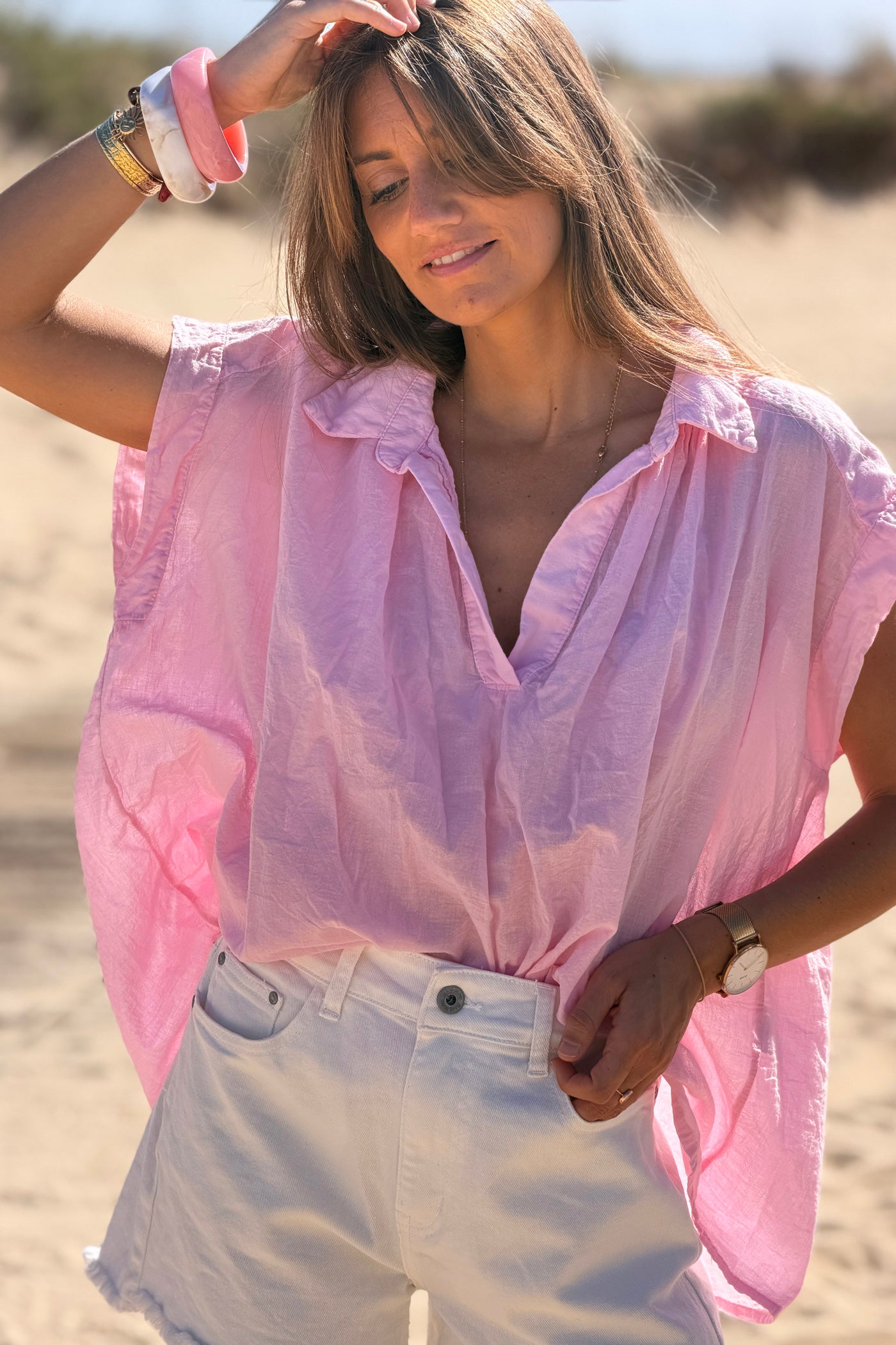 Blouse rose en voile de coton large col chemise en v manches courtes