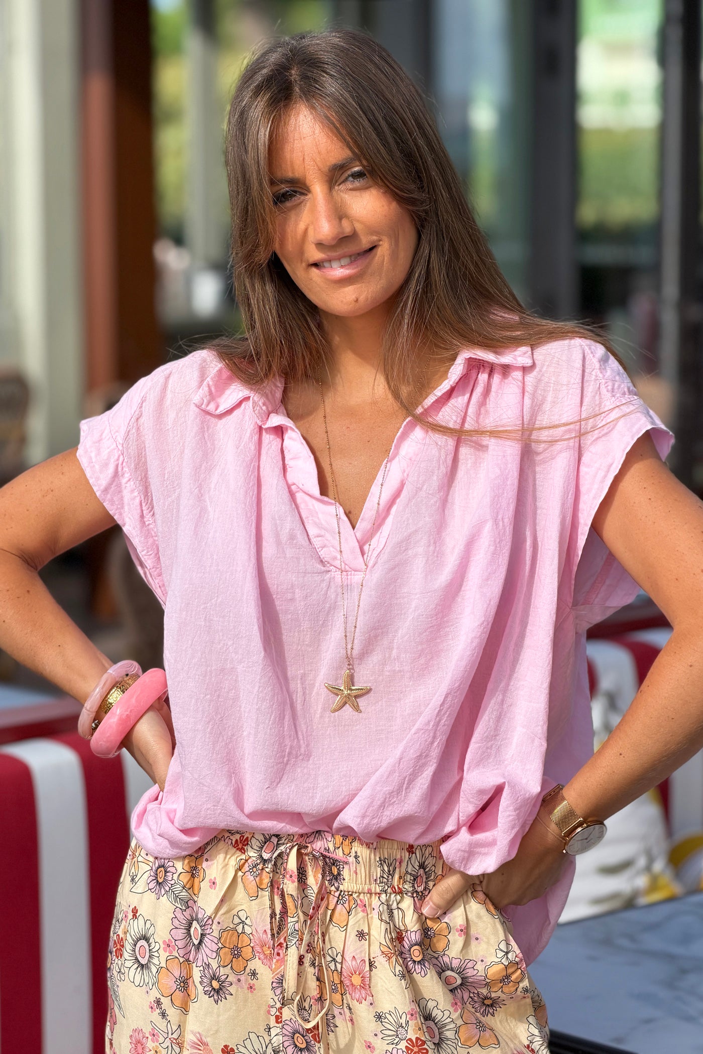 Blouse rose en voile de coton large col chemise en v manches courtes
