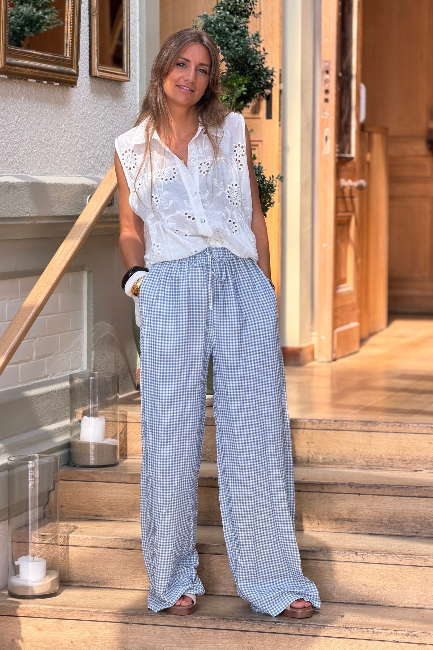 Blouse sans manches blanche à boutons fleurs en broderie anglaise