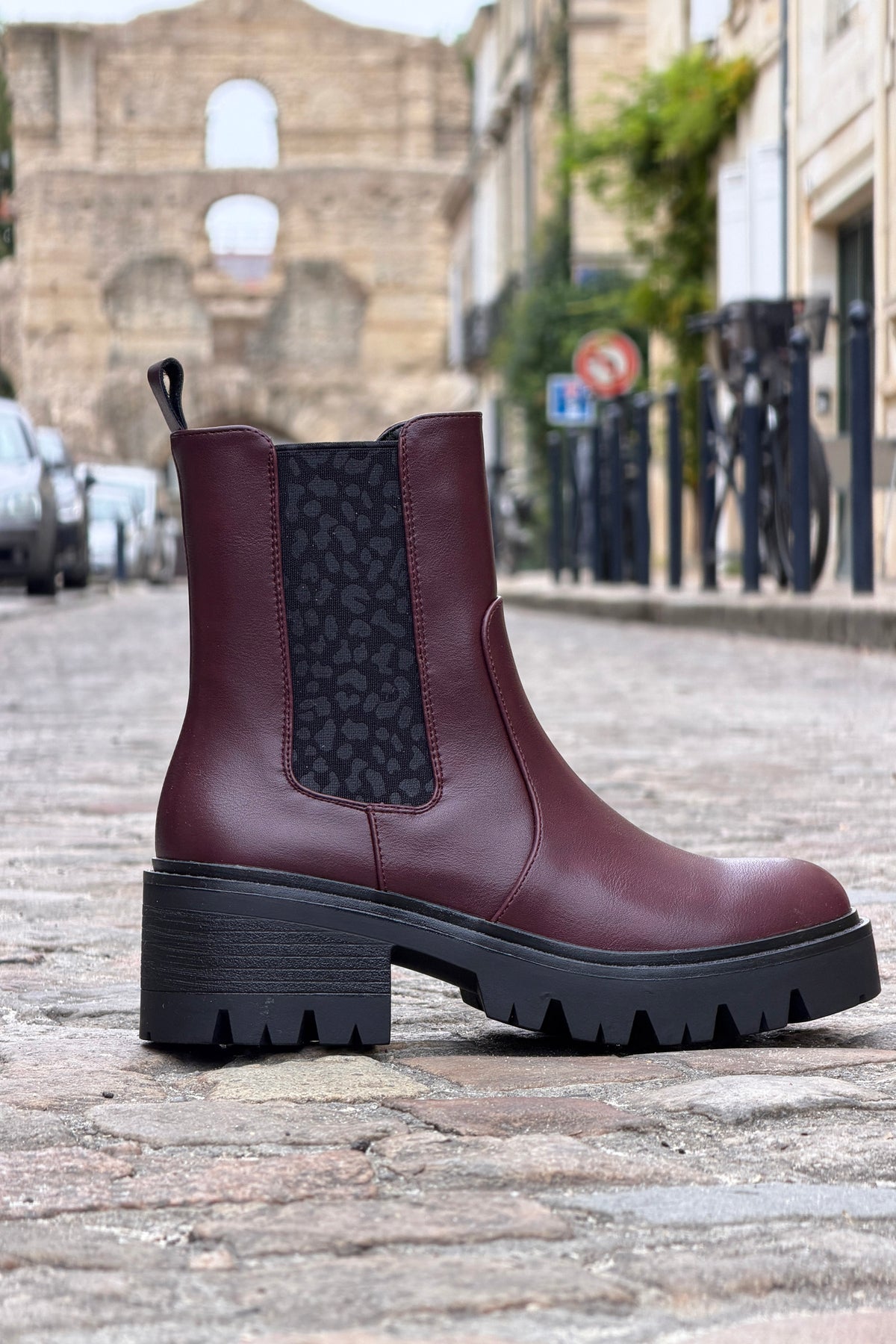 Boots chelsea bordeaux aubergine en simili cuir détail léopard à talons crantés