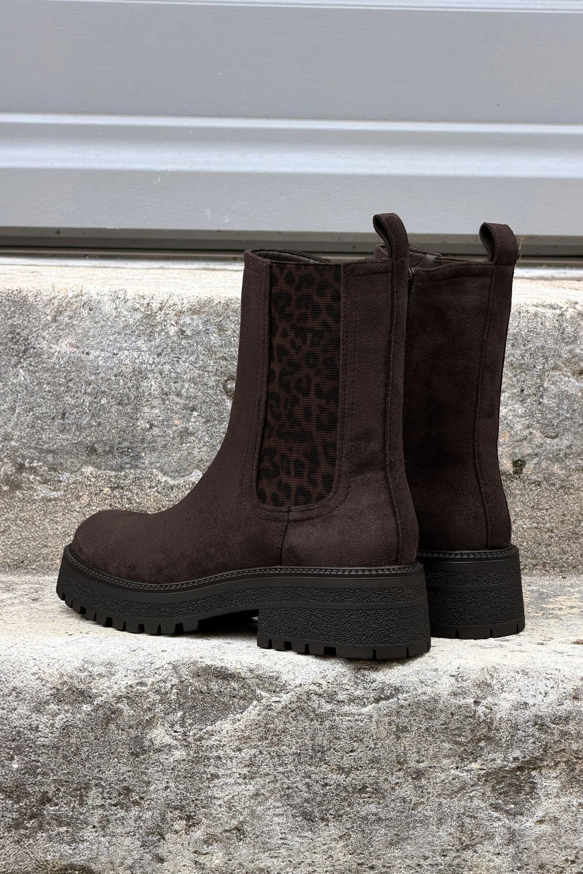 Boots chelsea marron en suédine détail léopard à talons crantés