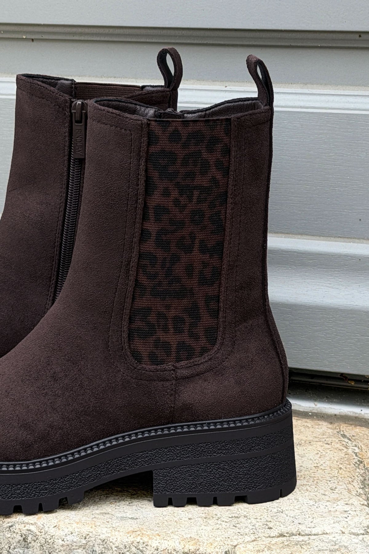 Boots chelsea marron en suédine détail léopard à talons crantés