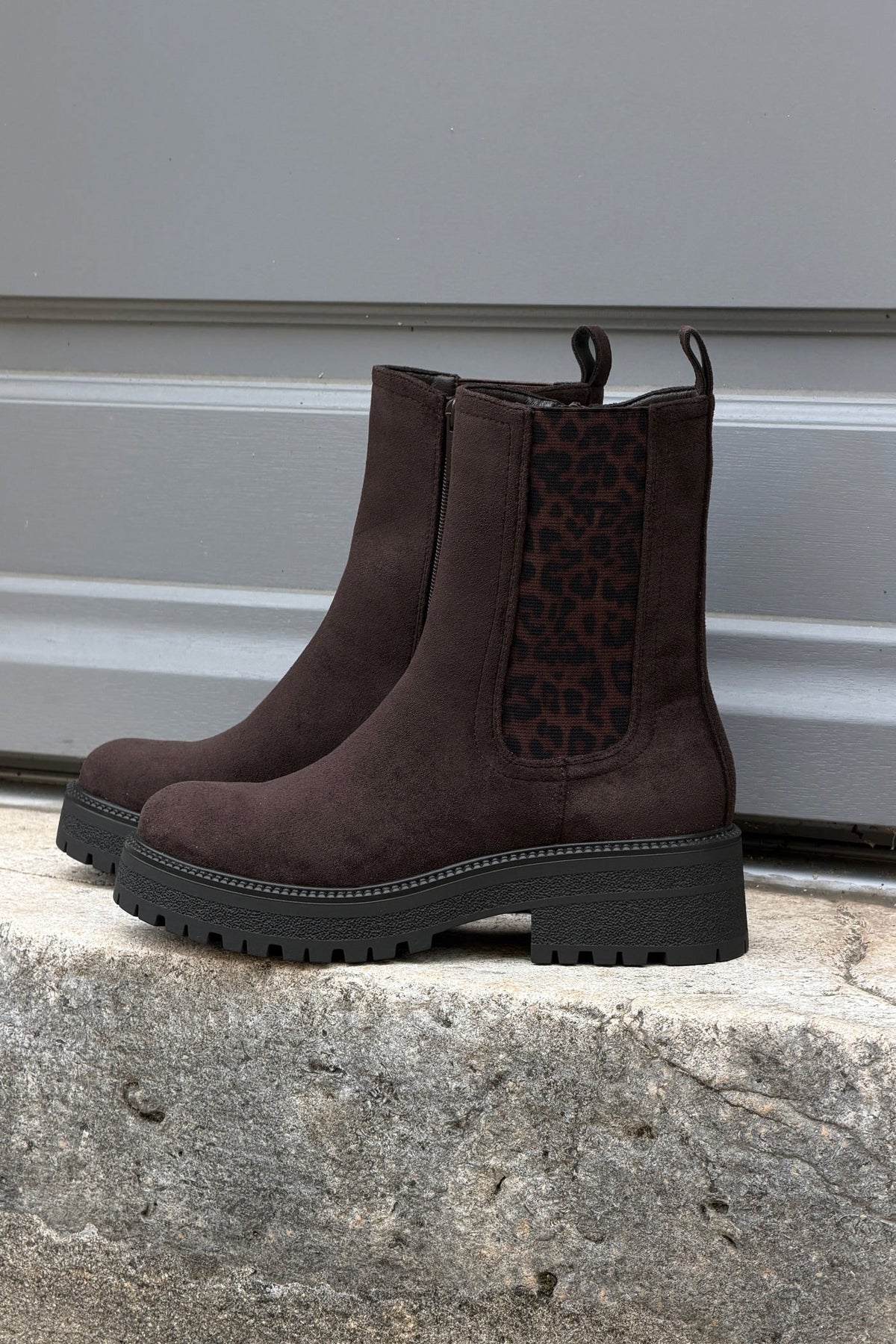 Boots chelsea marron en suédine détail léopard à talons crantés