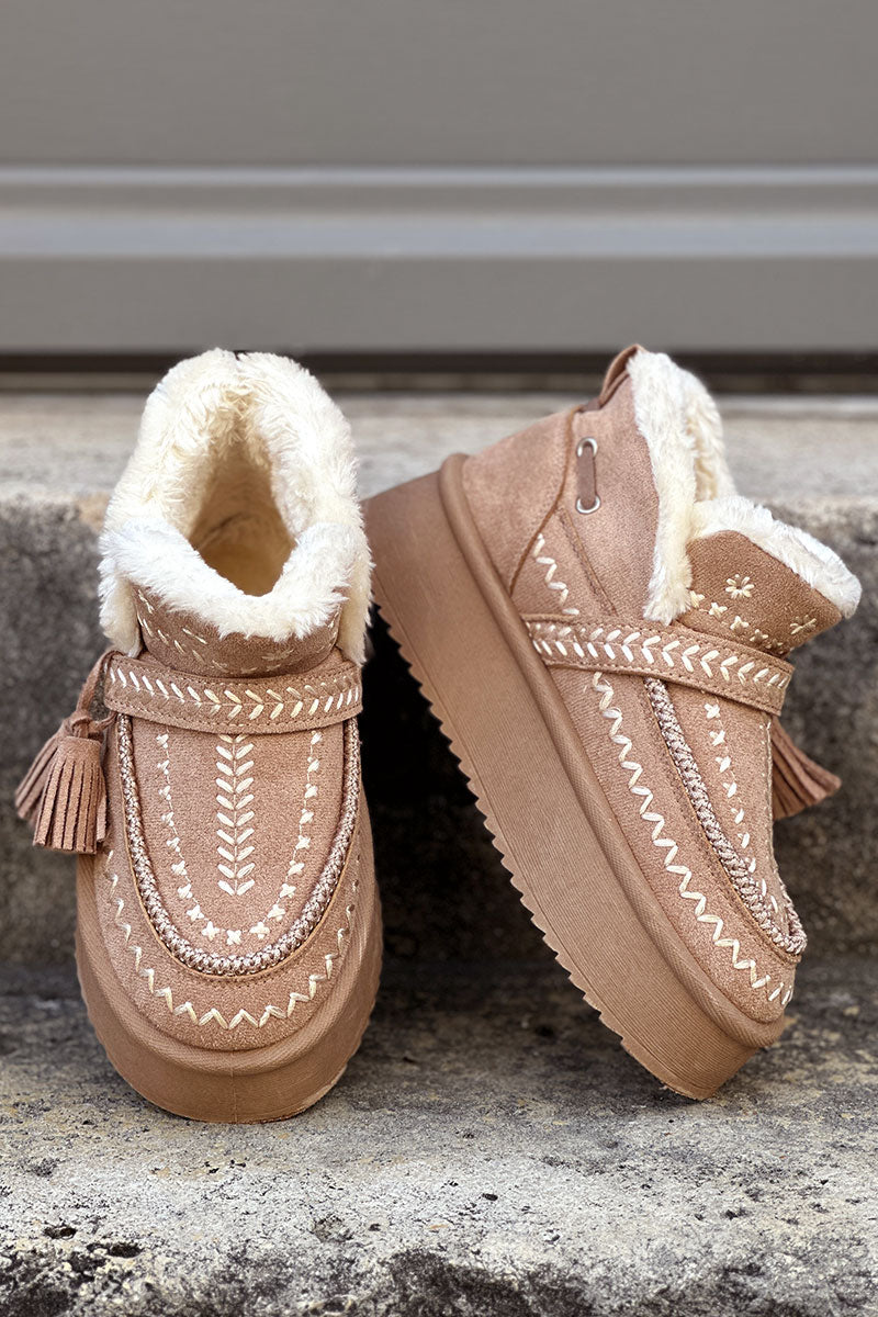 Boots fourrées beige à broderie dorée et pompons avec semelle plateforme