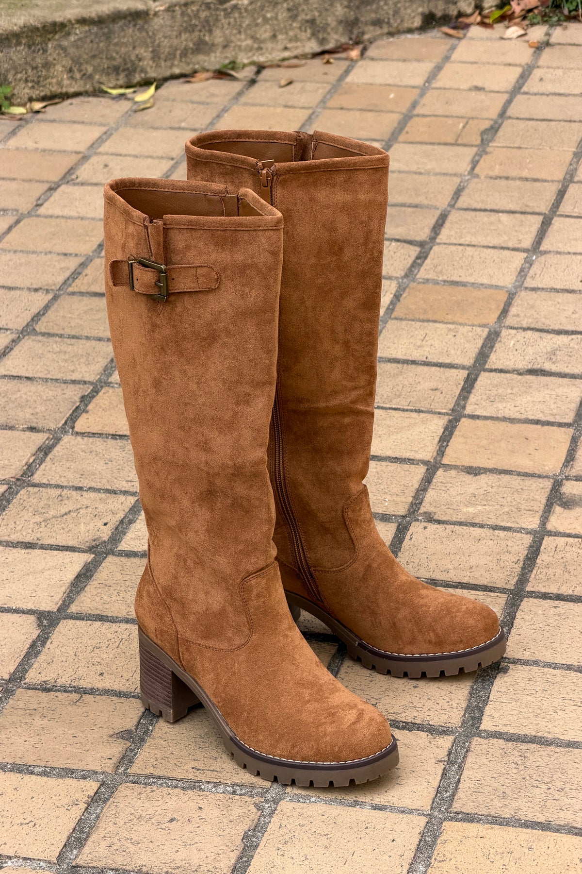 Bottes hautes à talons effet daim camel détail boucle fermeture zip