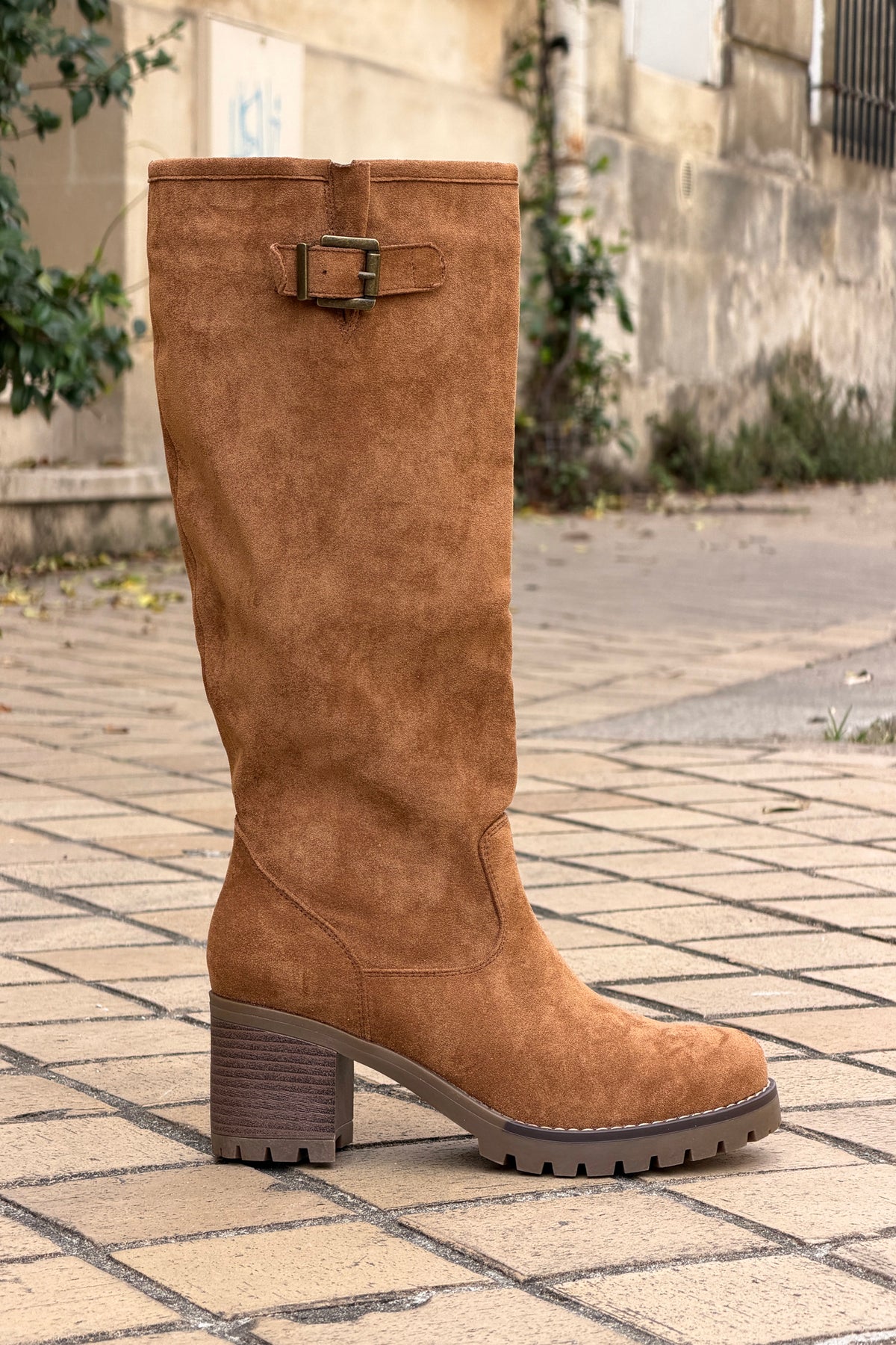 Bottes hautes à talons effet daim camel détail boucle fermeture zip
