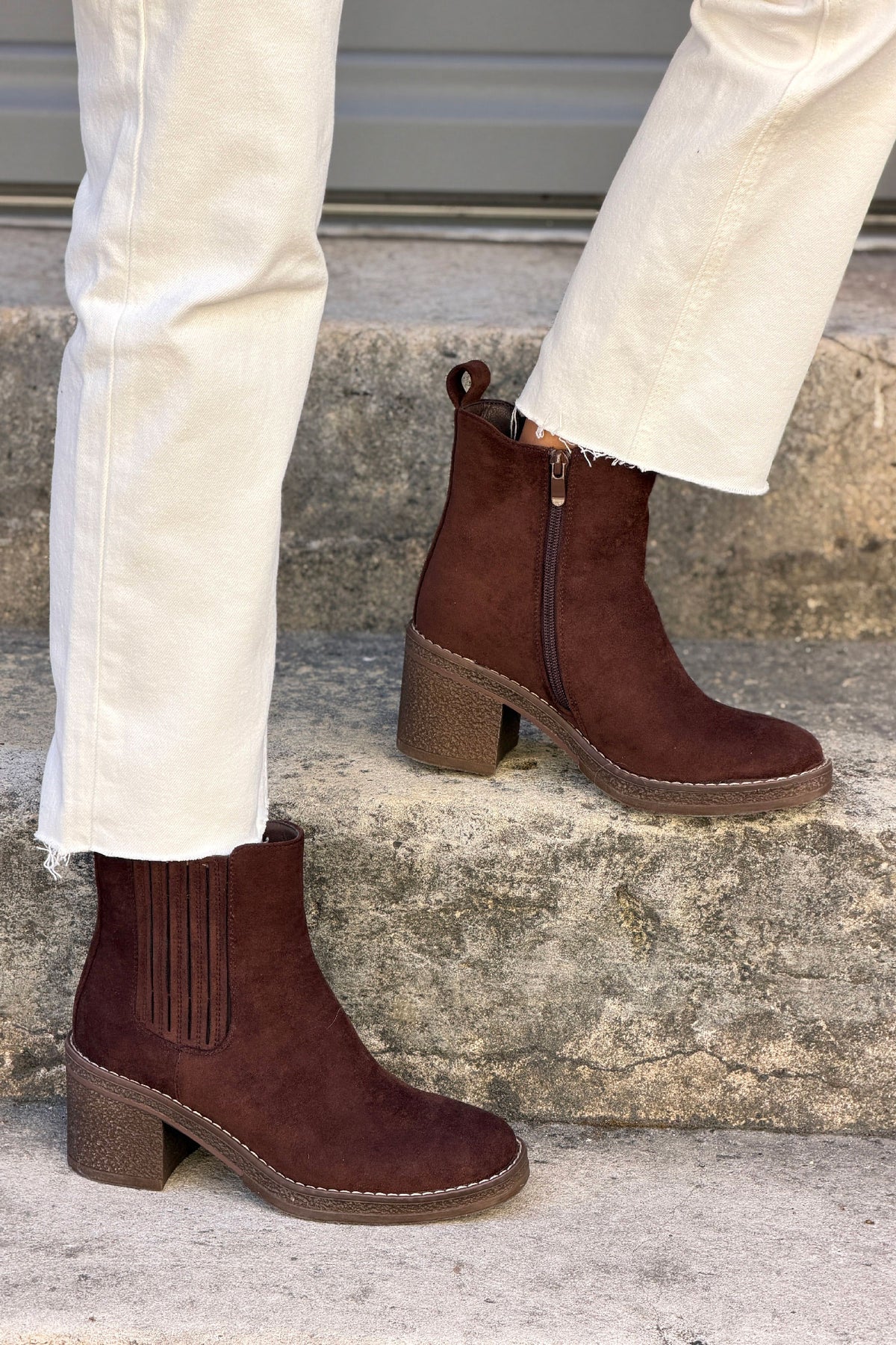 Bottines Chelsea effet daim marron chocolat à talons